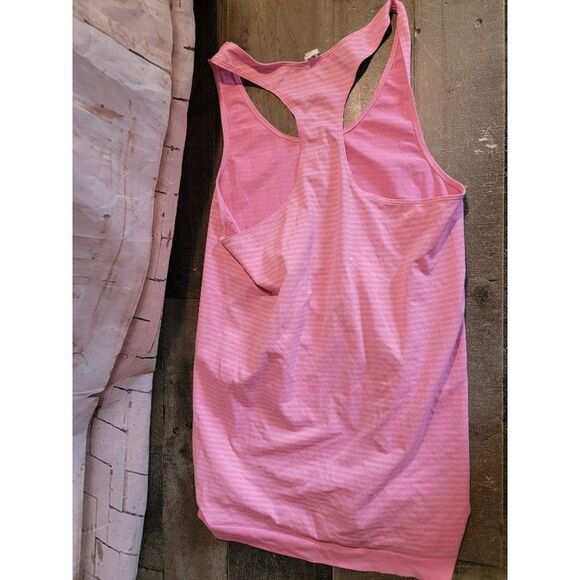 Women's pink Under Armour tank top Medium heat wear - Picture 5 of 5